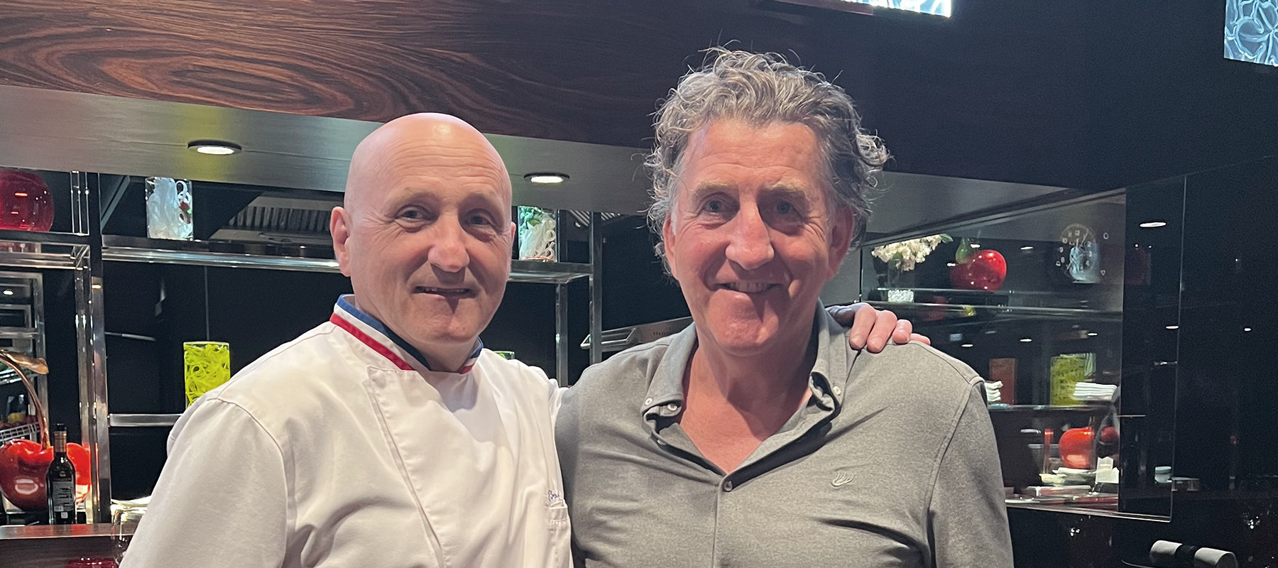 Robuchon Group / Eric Bouchenoire / Sternekoch / Michael Bach / sknife / Messer / Holzfarbe passend zum Interieur / exklusive