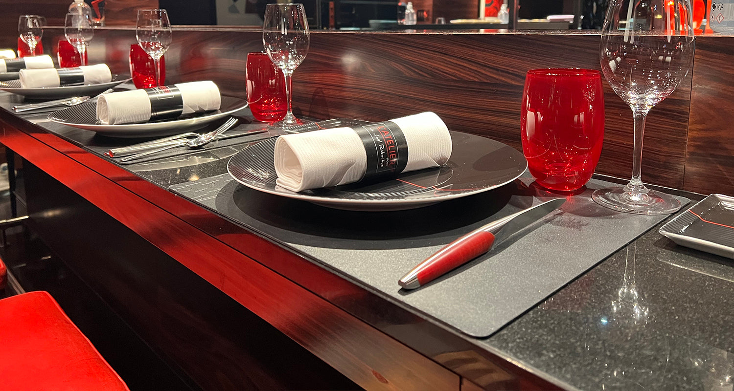Robuchon Group / Eric Bouchenoire / Sternekoch / Messer / Holzfarbe passend zum Interieur / exklusive