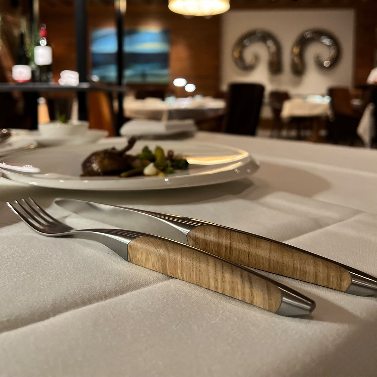 Alpina / Gstaad / eingedecktes sknife Besteck / helles Eschenholz / stabilisiert / Chirurgenstahl